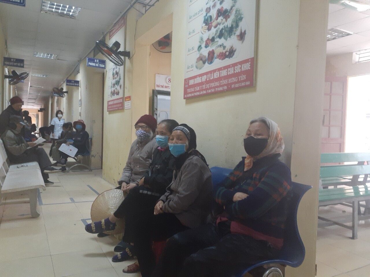 Bệnh nhân được phục vụ tận nơi từ thăm khám đến nhận kết quả (Ảnh: Quốc Huy)