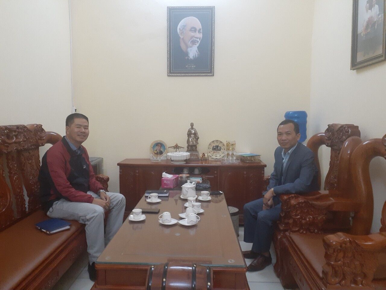 Ông Bùi Quang Trọng - Giám đốc Trung tâm Y tế thị xã Mỹ Hào - trao đổi với phóng viên 