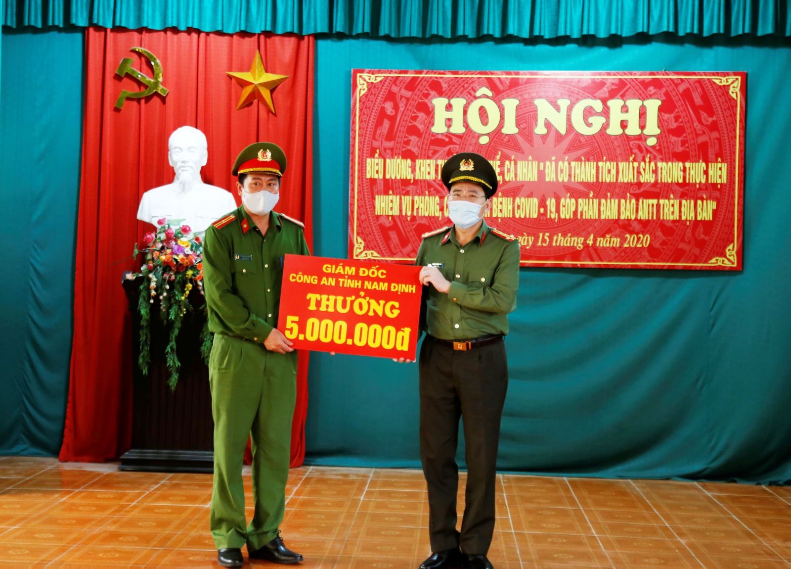 Đại tá Phạm Văn Long, Giám đốc Công an tỉnh trao thưởng cho tập thể Công an xã Hoàng Nam