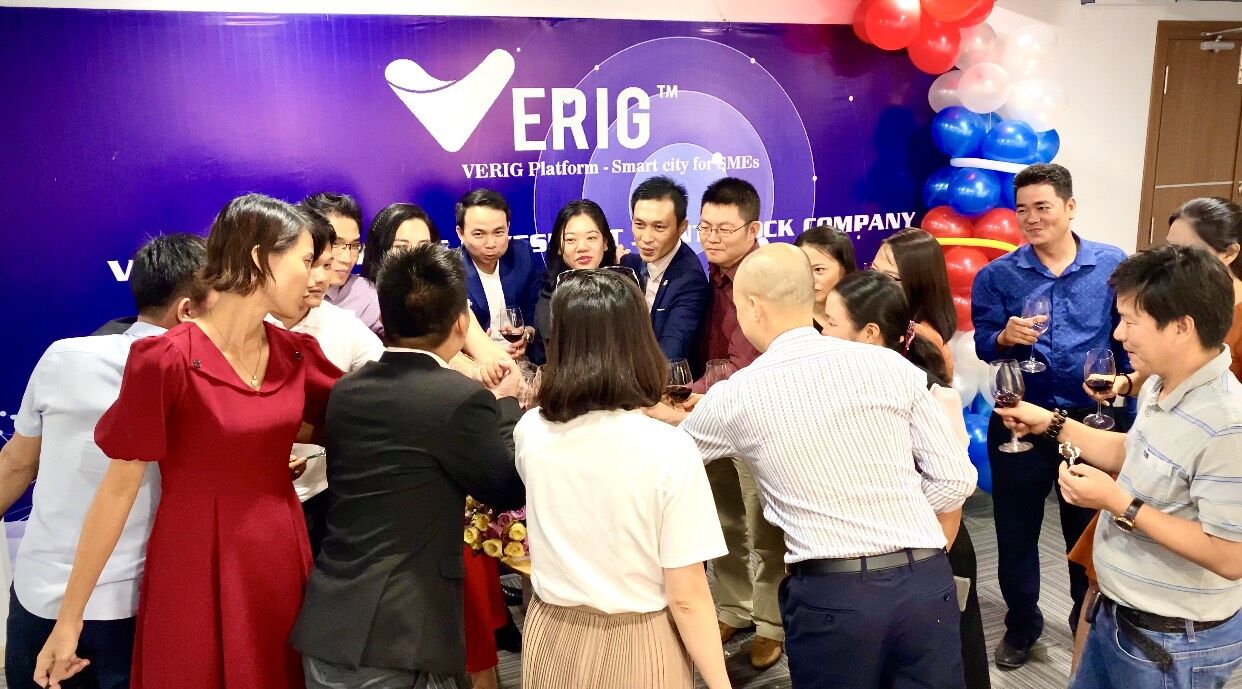 Các Doanh nhân khối VERIG cùng nâng ly và đặt tay với nhau cùng hô to khẩu hiệu của VERIG