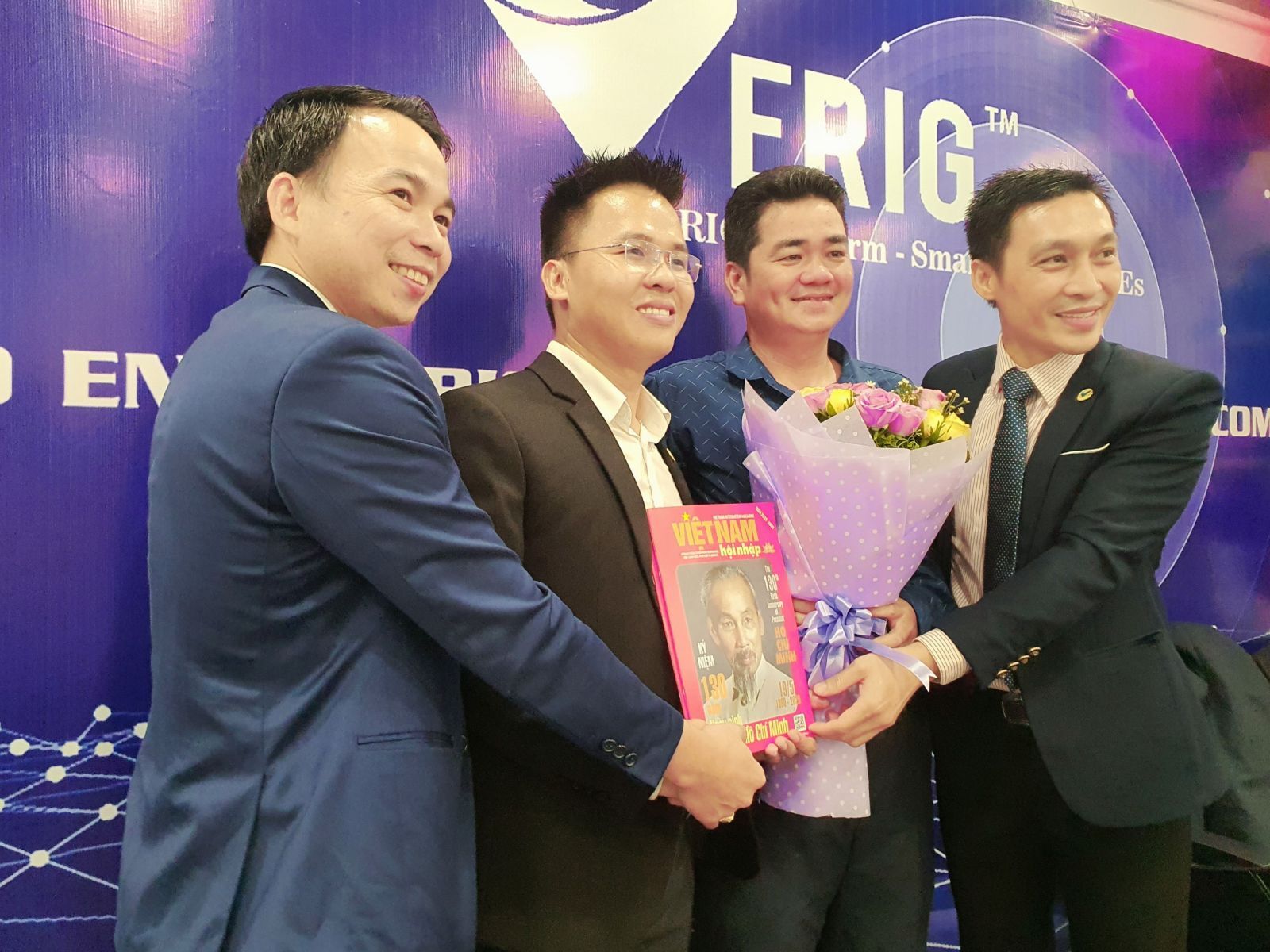 Nhà báo Nguyễn Bình (áo sơ mi) – Tạp chí Việt Nam Hội Nhập cho Ông Nguyễn Đắc Tuyến (thứ 2 từ trái sang) – Giám đốc VERIG Phía Nam, ông Lê Văn Ân (đầu tiên bên trái) cùng ông Lương Huy Hoàng (thứ 4 từ trái sang) – Phó chủ tịch thường trực VERIG Phía Nam