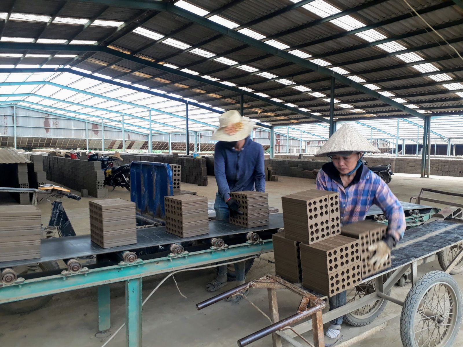Lao động làm việc tại các cơ sở sản xuất, hoàn toàn là lao động tại địa phương.