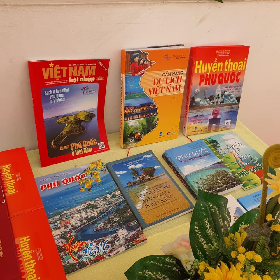 Trưng bày sách và tạp chí về Phú Quốc tại đại hội