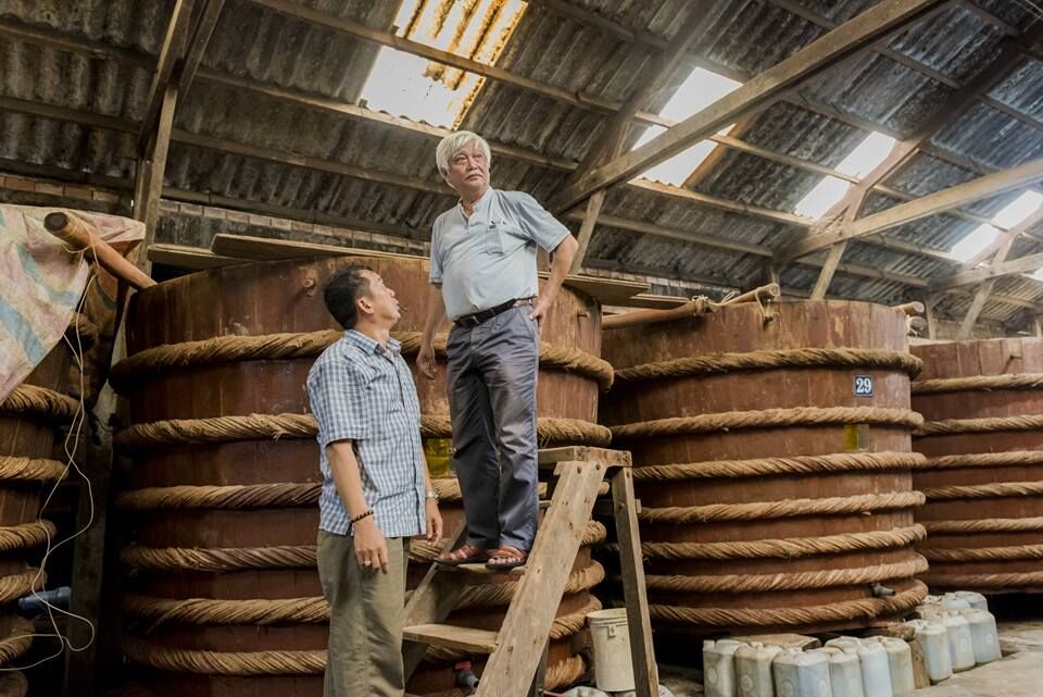 Nhà nghiên cứu lịch sử và chính trị gia Dương Trung Quốc đến tham quan nhà thùng nước mắm truyền thống Đại Đức