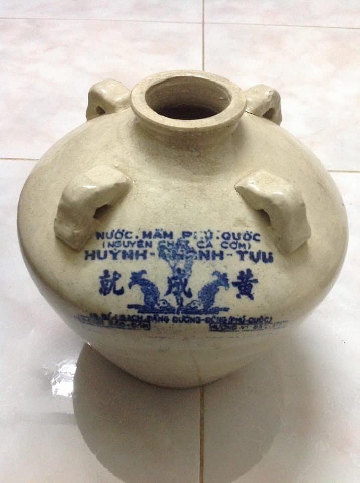 Thời trước nước mắm Phú Quốc đựng trong tỉn và được thuyền chở đi tiêu thụ khắp nơi