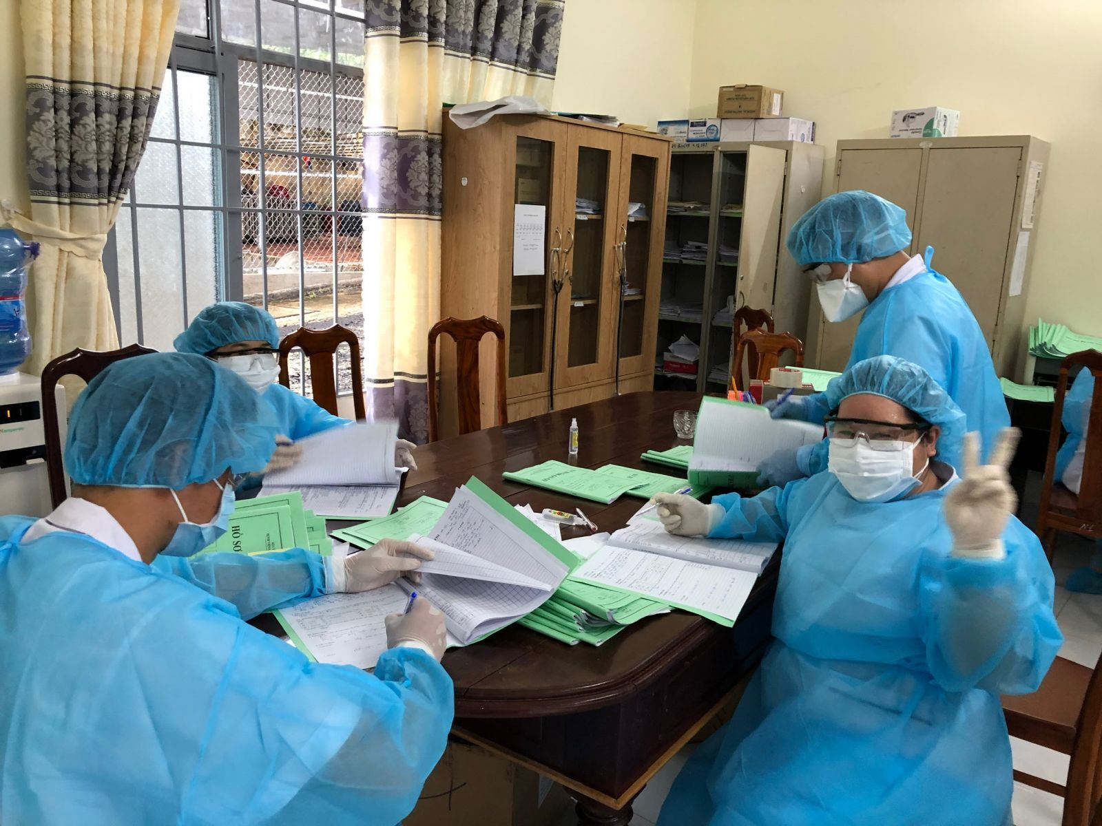 Các Y Bác sĩ tại, Trung tâm Kiểm soát bệnh tật tỉnh Đắk Lắk tiếp tục ngày đêm theo dõi tình hình sức khỏe của bệnh nhân