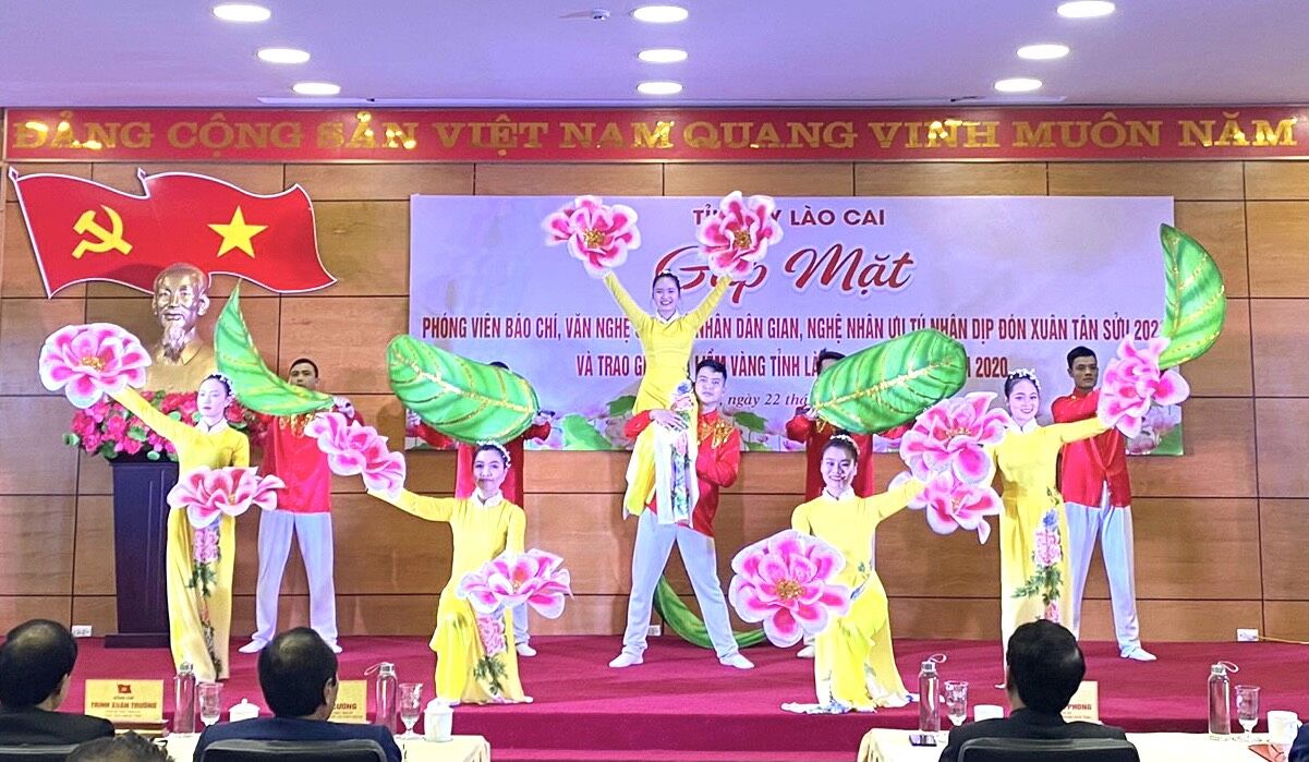 Văn nghệ chào mừng.