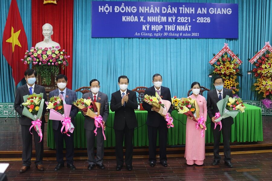 Bí thư Tỉnh ủy Lê Hồng Quang tặng hoa chúc mừng Chủ tịch HĐND tỉnh, 2 Phó Chủ tịch HĐND tỉnh và Trưởng các ban HĐND tỉnh khóa X (nhiệm kỳ 2021-2026)