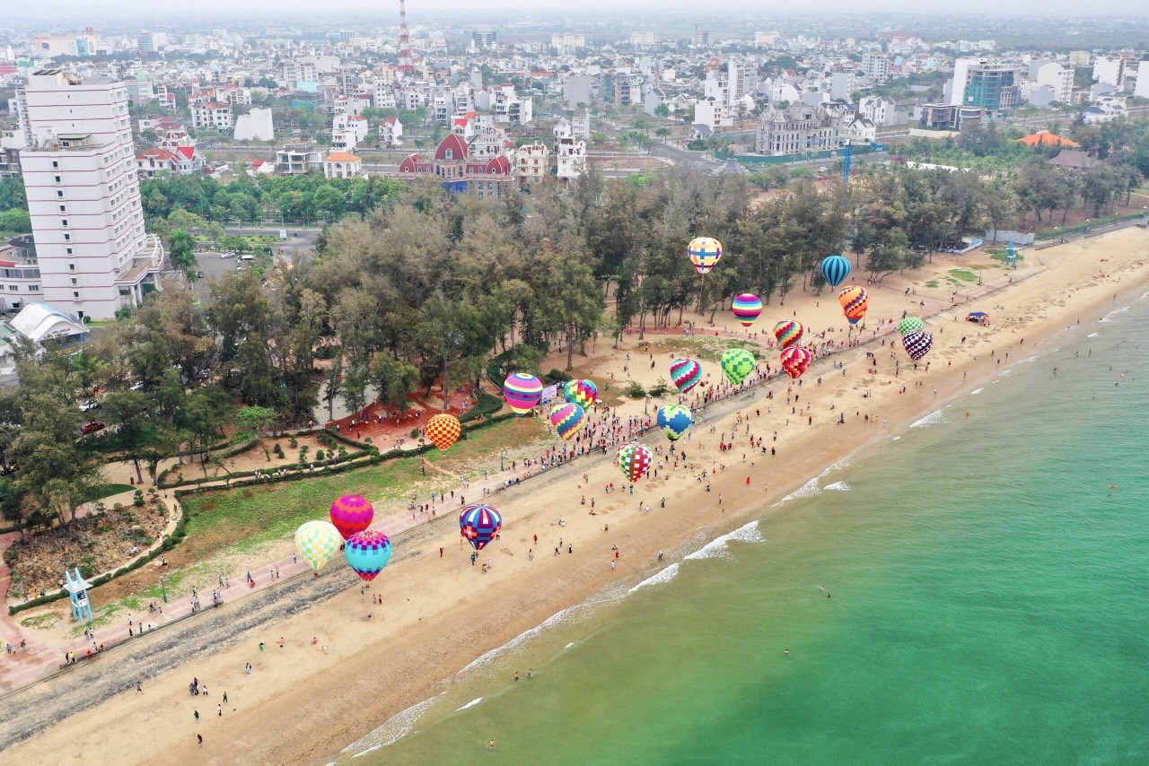 Rực rỡ sắc màu khinh khí cầu tại Phan Thiết