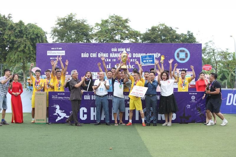 Ông Nguyễn Ngọc Quang - Chủ tịch Hiệp hội Doanh nghiệp nhỏ và vừa ngành nghề nông thôn Việt Nam, ông Đặng Khắc Lợi - Phó Cục trưởng Cục Báo chí đã lên trao hoa và bảng danh bị cho đội Vô địch cùng với Trưởng Ban Tổ chức.
