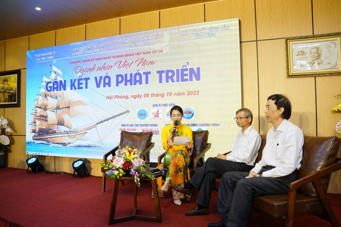 Các chuyên gia tham dự toạ đàm. Các chuyên gia tham dự toạ đàm.