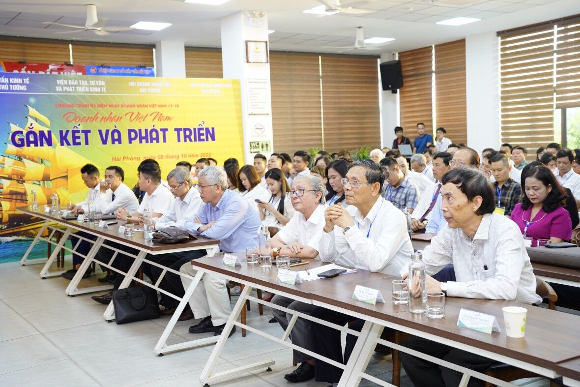 Các đại biểu tham dự chương trình.