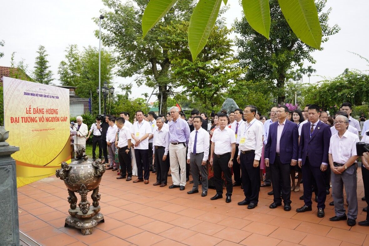 Các đại biểu thực hiện nghi lễ dâng hương lên anh linh Đại tướng Võ Nguyên Giáp. Các đại biểu thực hiện nghi lễ dâng hương lên anh linh Đại tướng Võ Nguyên Giáp.