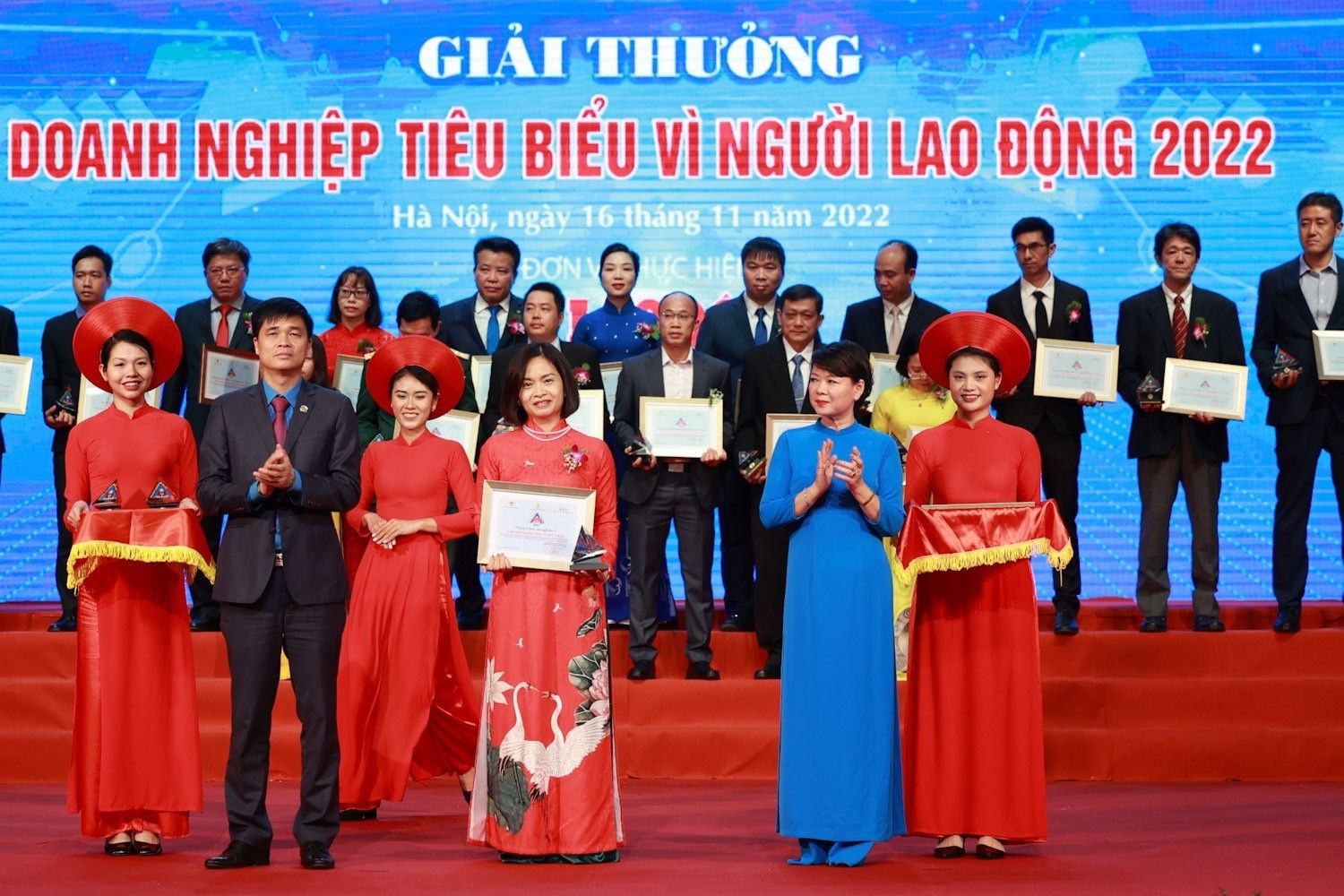 Phó Chủ tịch Tổng LĐLĐ Việt Nam Ngọ Duy Hiểu và Ủy viên Đoàn Chủ tịch, Trưởng Ban Quan hệ lao động Tổng LĐLĐ Việt Nam Trần Thị Thanh Hà trao Bằng khen “Doanh nghiệp tiêu biểu vì Người lao động 2022”cho đại diện Công ty Cổ phần Hữu Nghị Quốc Tế.