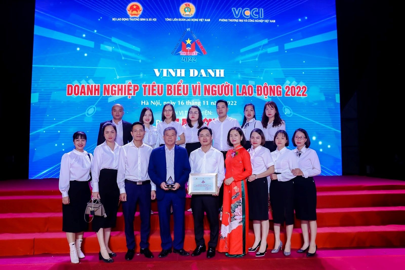 Đoàn cán bộ nhân viên đại diện Công ty Cổ phần Hữu Nghị Quốc Tế tham dự lễ vinh danh “Doanh Nghiệp tiêu biểu vì người lao động 2022”