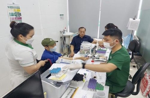 Các y bác sĩ tư vấn các kiến thức về chăm sóc sức khỏe.