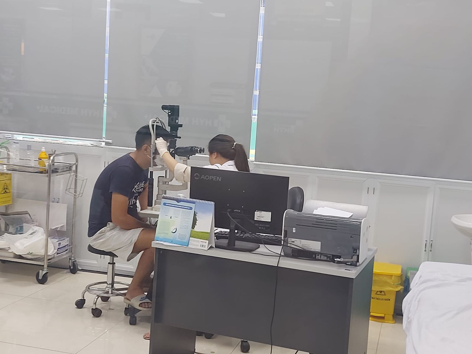 Các bác sĩ tận tình thăm khám cho các hội viên.