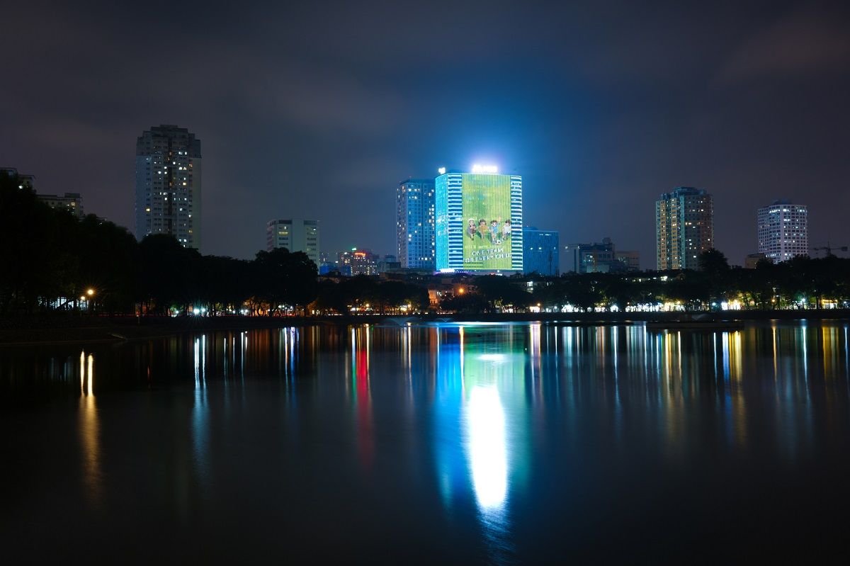 Trong hai tối 19 và 20/11, tòa nhà TNR Tower trên đường Nguyễn Chí Thanh đã đổi màu xanh dương dịu nhẹ kèm thông điệp “One team for every child” (Đồng đội đồng lòng vì mọi trẻ em). 