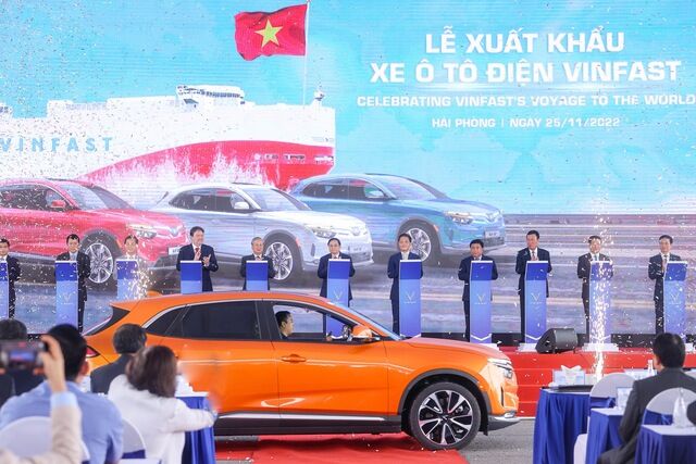 Thủ tướng chứng kiến ô tô điện thương hiệu Việt Nam lần đầu tiến ra thế giới - Ảnh 2. Thủ tướng chứng kiến ô tô điện thương hiệu Việt Nam lần đầu tiến ra thế giới - Ảnh 2.
