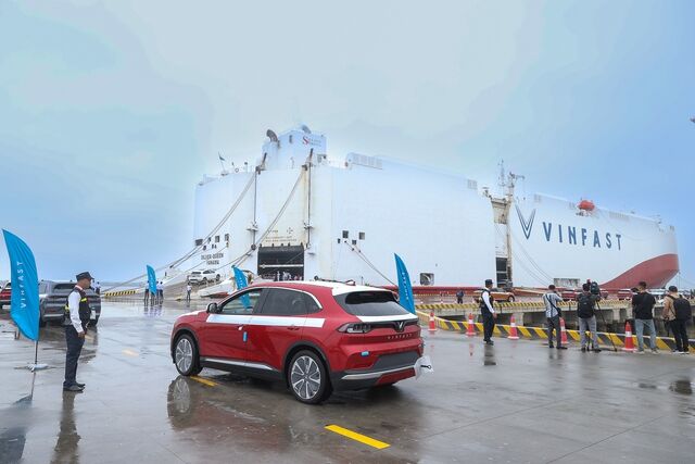 Thủ tướng chứng kiến ô tô điện thương hiệu Việt Nam lần đầu tiến ra thế giới - Ảnh 4. Thủ tướng chứng kiến ô tô điện thương hiệu Việt Nam lần đầu tiến ra thế giới - Ảnh 4.