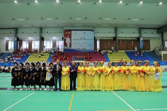 Đại diện lãnh đạo Trung ương Hội GDCSSKCĐ Việt Nam trao Giải Nhì cho hai đội thi diễn văn nghệ