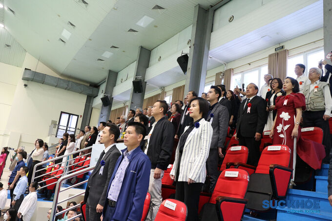 Các lãnh đạo Bộ, Hội, Viện, nhà tài trợ tham dự Ngày hội đứng lên làm lễ chào cờ