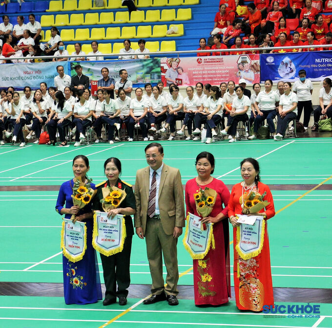 Ban Giám khảo trao giải thưởng cho 4 đội thi có Trang phục ấn tượng; Biên đạo ấn tượng; Chủ đề phù hợp; Triển vọng