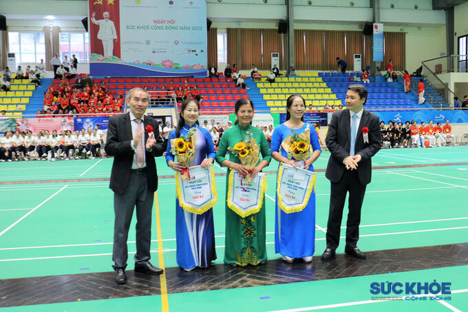 Đại diện lãnh đạo Trung ương Hội GDCSSKCĐ Việt Nam trao Giải Ba cho các đội thi văn nghệ