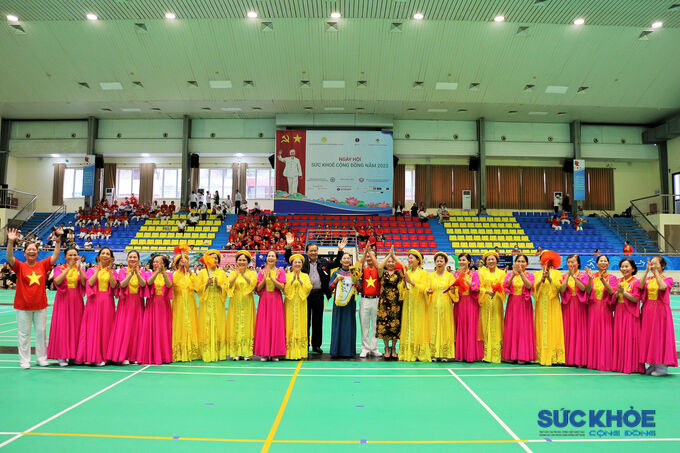 Thay mặt lãnh đạo Trung ương Hội GDCSSKCĐ Việt Nam, LS. TS. Vũ Quy - Phó Chủ tịch Thường trực Trung ương Hội trao Giải Nhất cho đội thi diễn văn nghệ xuất sắc