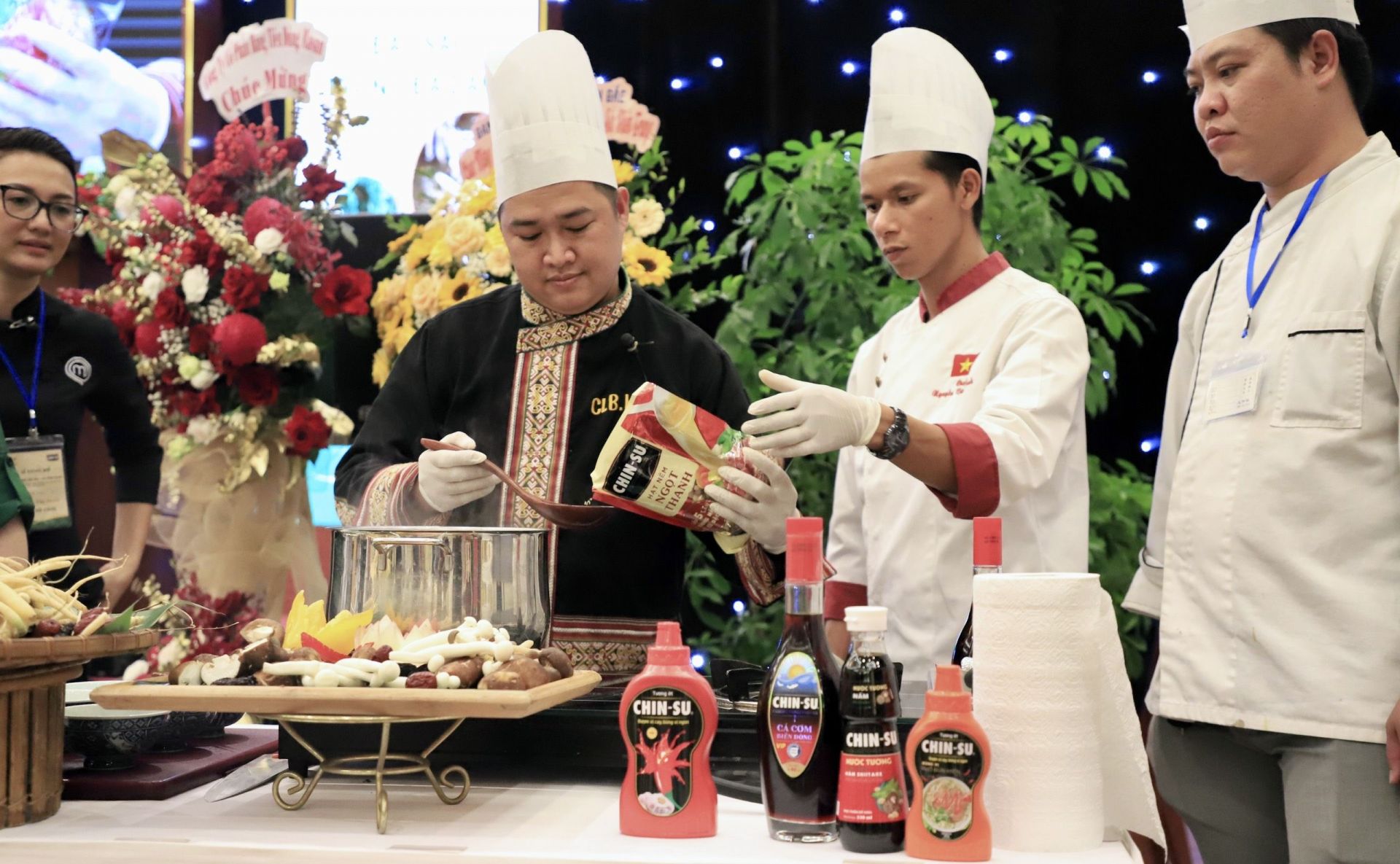 Các nghệ nhân sử dụng các sản phẩm gia vị CHIN-SU trong phần trổ tài.