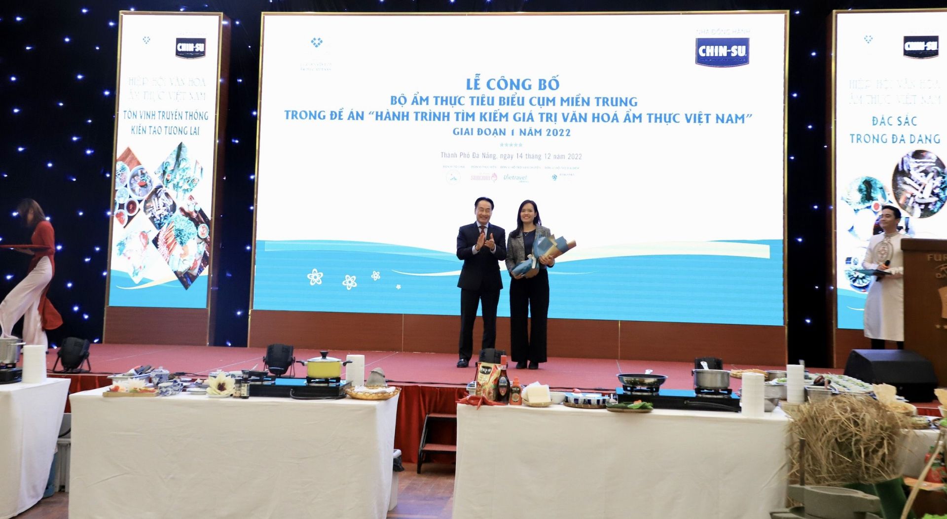 Ông Lã Quốc Khánh - Phó Chủ tịch thường trực VCCA tặng hoa cảm ơn Nhà đồng hành CHIN-SU.