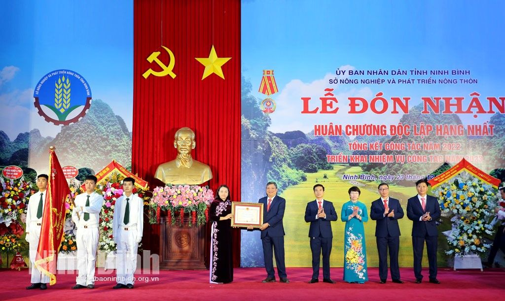 Thừa ủy quyền của Chủ tịch nước, đồng chí Nguyễn Thị Thu Hà, Ủy viên BCH Trung ương Đảng, Bí thư Tỉnh ủy, Trưởng Đoàn ĐBQH tỉnh trao Huân chương Độc lập hạng Nhất cho tập thể Sở Nông nghiệp và Phát triển nông thôn.