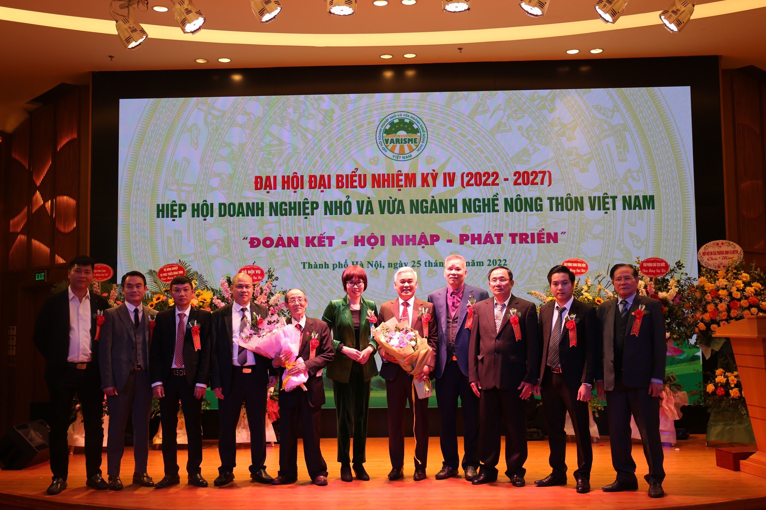 Ra mắt Ban Thường vụ mới của Hiệp hội Doanh nghiệp nhỏ và vừa ngành nghề nông thôn Việt Nam nhiệm kỳ IV.