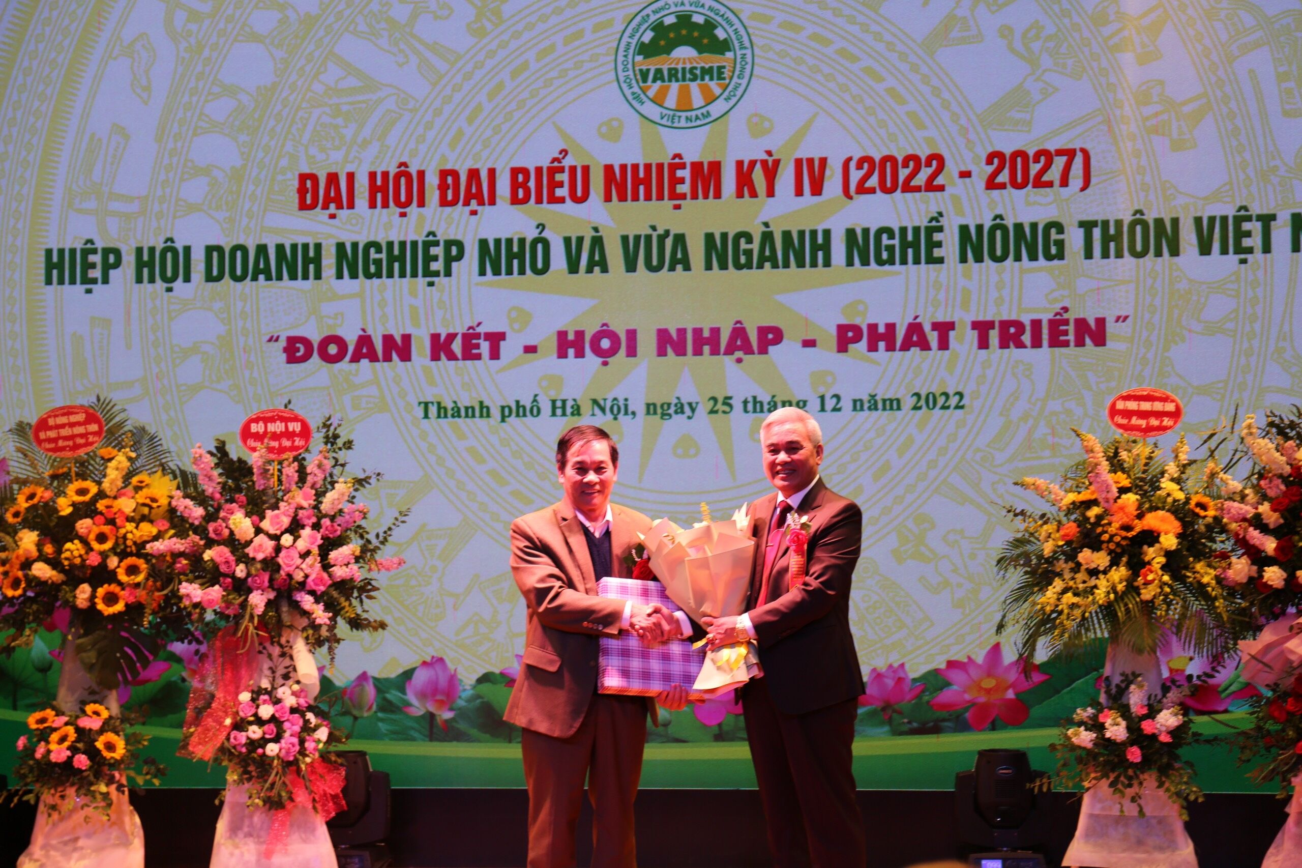 Tặng hoa chia tay và cảm ơn sự đống góp của đồng chí Đào Đình Huyên trong nhiệm kỳ III.