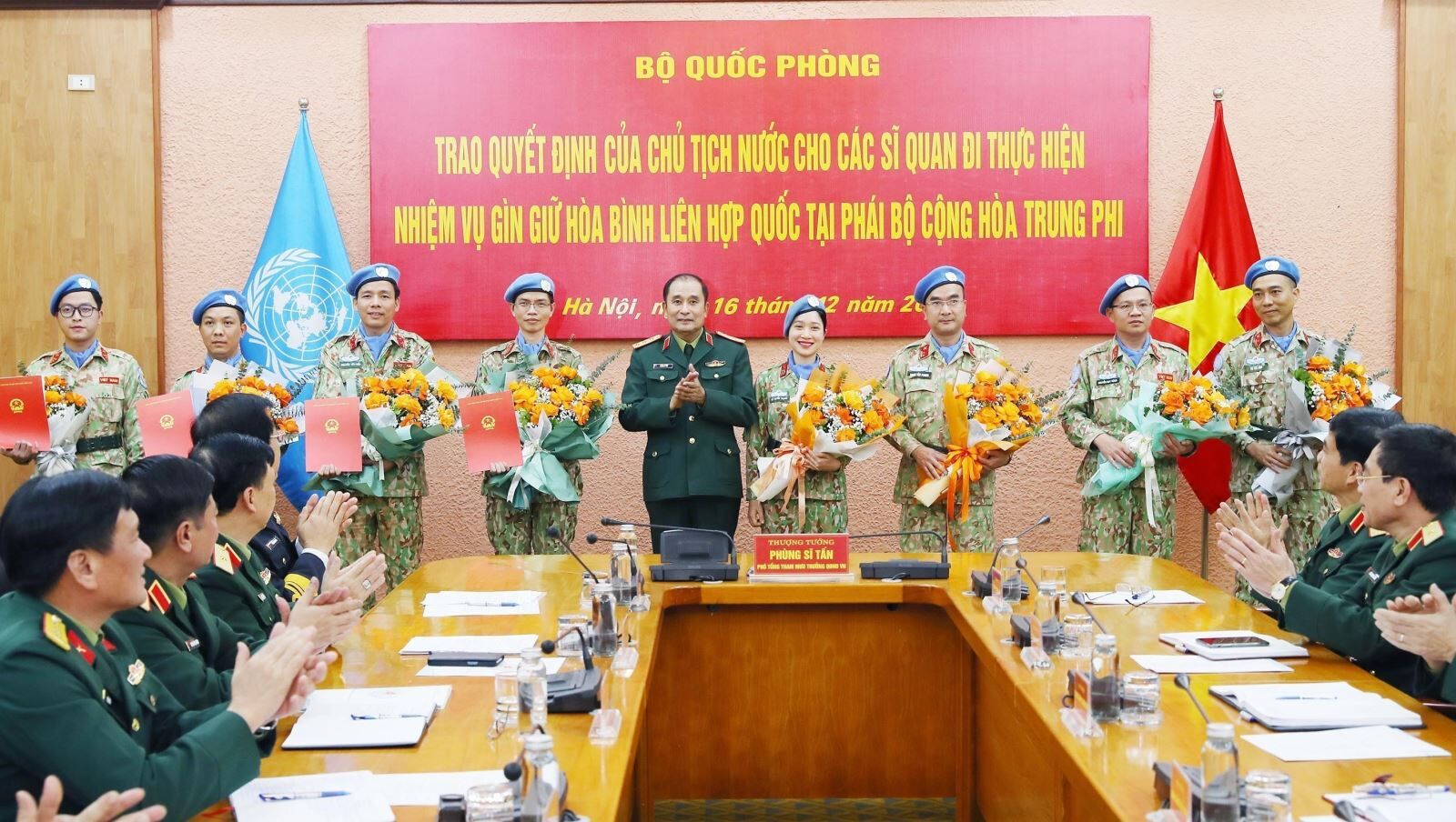 Chiều 16/12/2022, tại Hà Nội, Bộ Quốc phòng tổ chức trao Quyết định của Chủ tịch nước cho 4 sĩ quan đi thực hiện nhiệm vụ gìn giữ hòa bình Liên hợp quốc tại Phái bộ Cộng hòa Trung Phi và tổng kết nhiệm kỳ của 4 sĩ quan thực hiện nhiệm vụ tại Trung Phi và Nam Sudan.