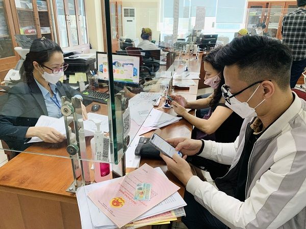 Cán bộ Trung tâm Hành chính công TP Hạ Long hướng dẫn công dân nộp hồ sơ trực tuyến