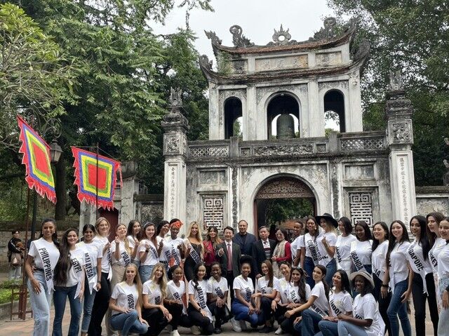 Các Thí sinh hoa hậu thăm Văn Miếu. Ảnh: VGP/Minh Anh Các Thí sinh hoa hậu thăm Văn Miếu. Ảnh: VGP/Minh Anh