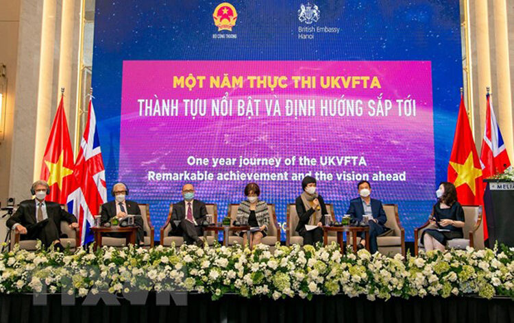 Đại diện cơ quan chức năng, các chuyên gia tham luận tại tại điểm cầu Hà Nội. (Ảnh: TTXVN)