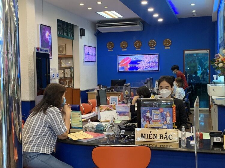 Hàng không mở cửa đã kích thích ngành du lịch khôi phục trở lại. Hiện nhiều khách đến các công ty lữ hành để đăng kí đặt tour đi trong dịp 30/4