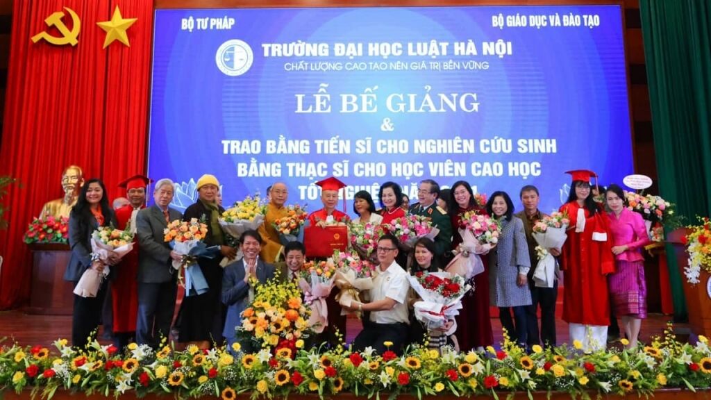 Thượng tọa Thích Chân Quang được trao bằng Tiến sĩ ngành Luật