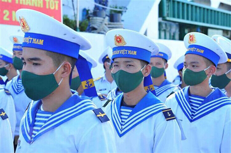 Các chiến sỹ trẻ trước giờ khởi hành ra Trường Sa. (Ảnh: TTXVN)