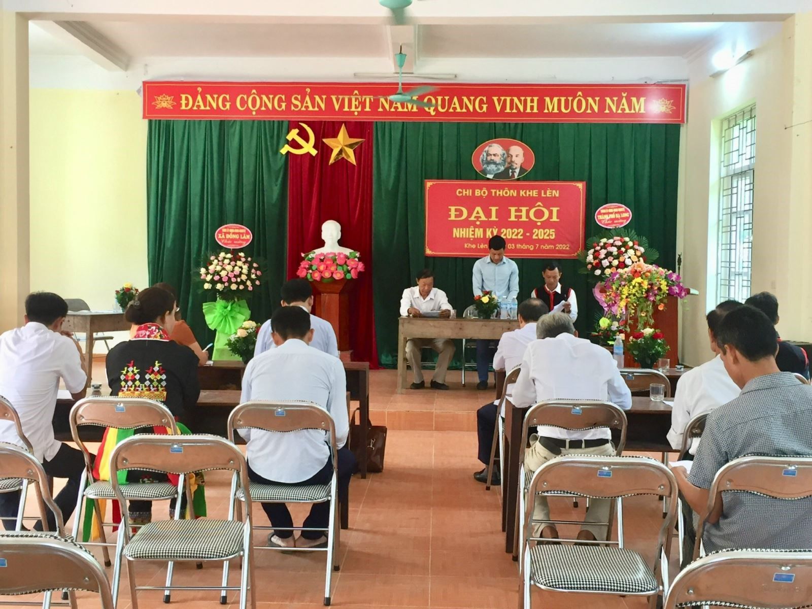 Quang cảnh Đại hội chi bộ tại thôn Khe Lèn, xã Đồng Lâm.