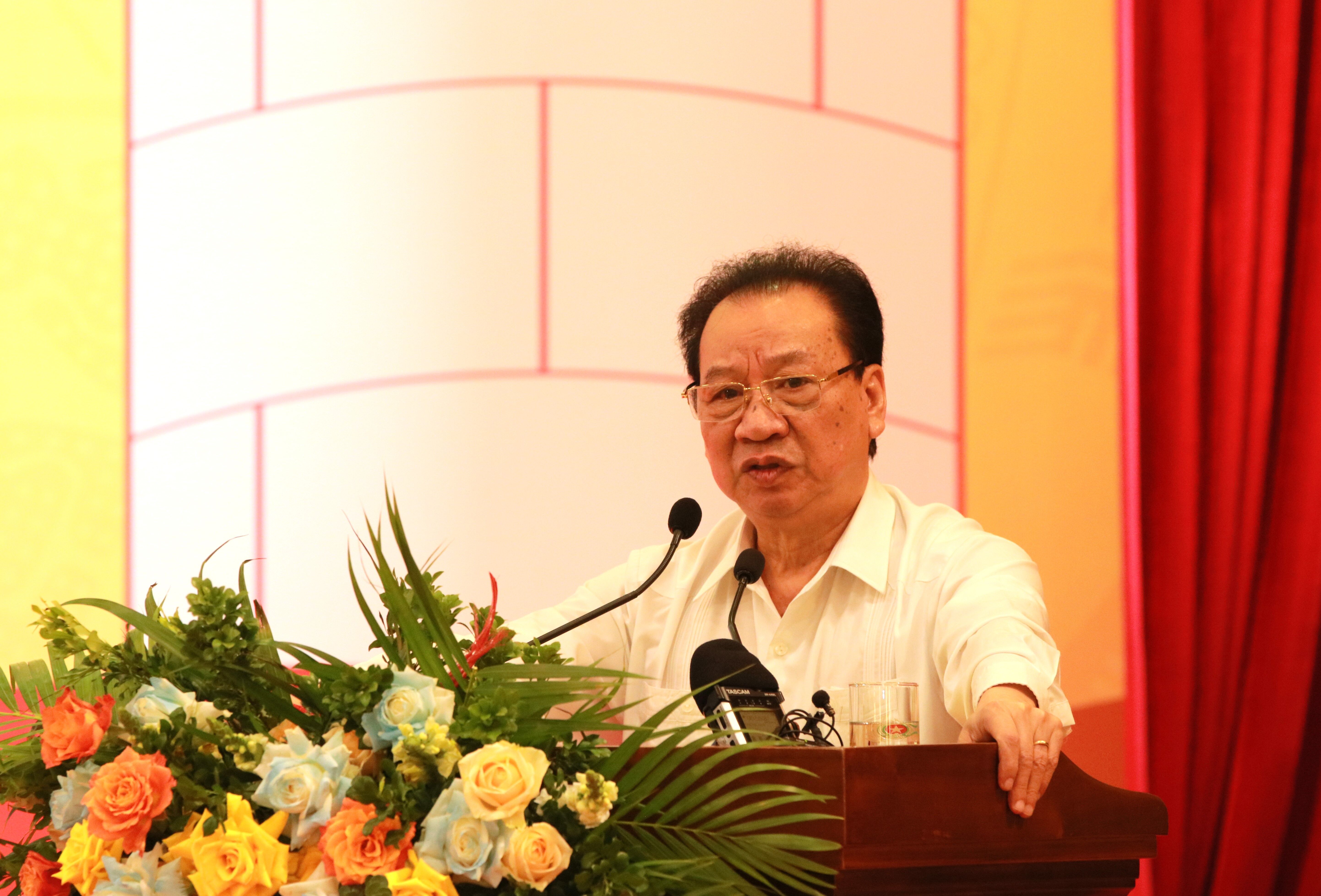GS.TS Phùng Hữu Phú, Nguyên Ủy viên BCH Trung ương Đảng, Nguyên Phó Chủ tịch Thường trực Hội đồng Lý luận Trung ương, Chủ tịch Hội đồng Khoa học các cơ quan Đảng Trung ương phát biểu tham luận tại Hội thảo.