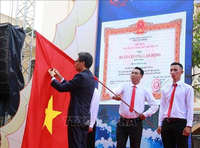 Phó Thủ tướng Vũ Đức Đam trao tặng huân chương lao động hạng Nhất của Chủ tịch nước cho Viện Hải dương học vì đã có thành tích xuất sắc trong quá trình công tác từ năm 2017 đến năm 2021, góp phần vào sự nghiệp xây dựng chủ nghĩa xã hội và bảo vệ Tổ quốc