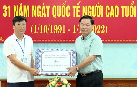 Tiếp đó, Đoàn đã tới thăm, tặng quà cho cụ Đỗ Thị Phin, 101 tuổi, ở thị trấn Yên Thịnh và cụ Lê Thị Dị, 101 tuổi, ở xã Yên Thành, huyện Yên Mô.
