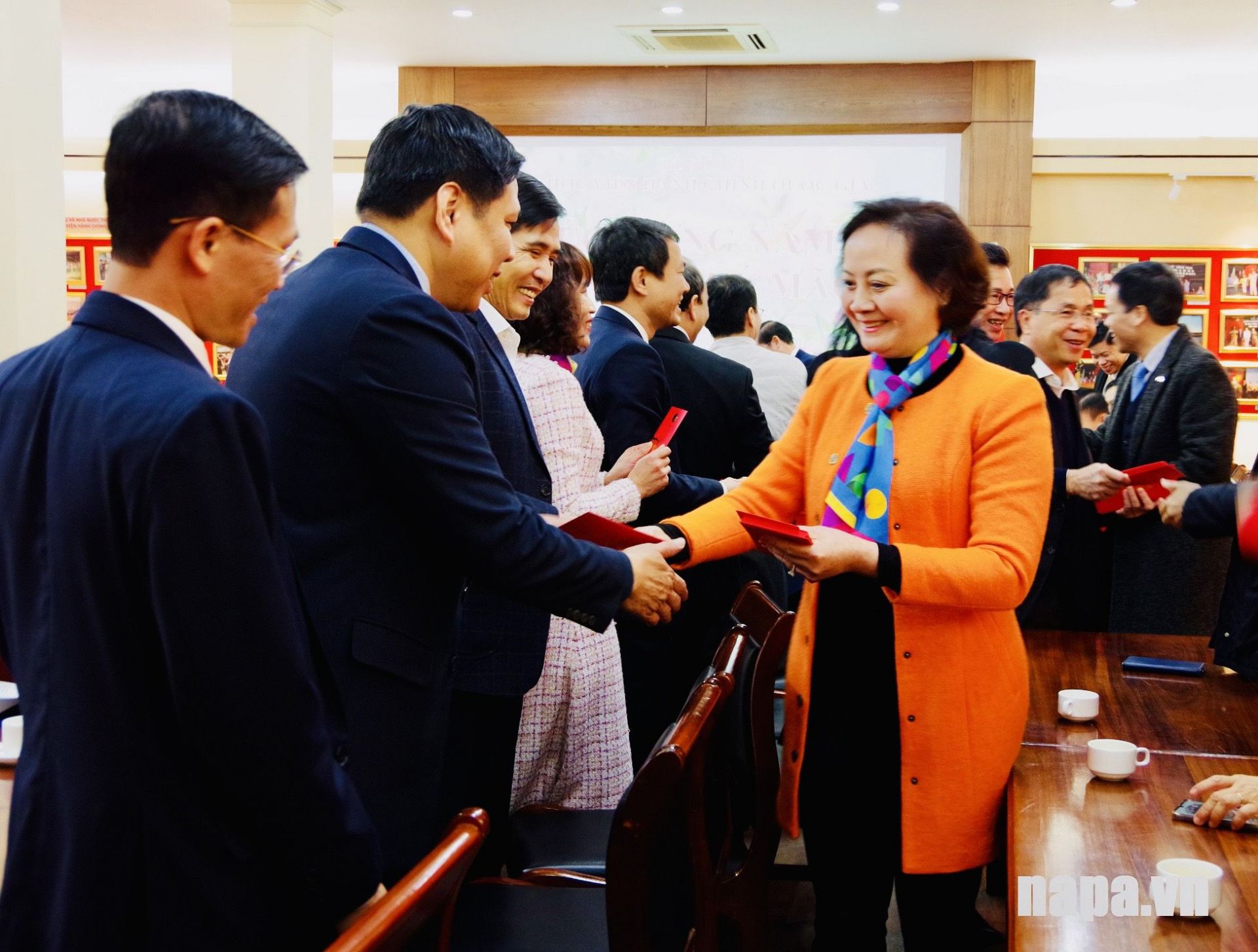 Bộ trưởng Bộ Nội vụ lì xì đầu năm