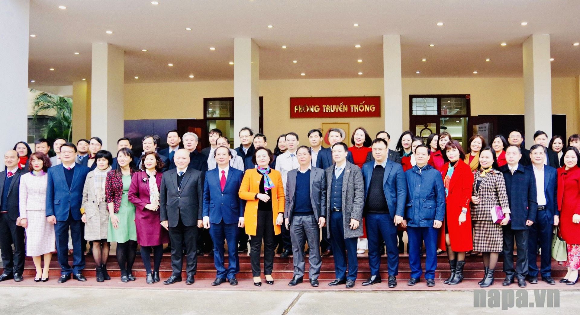 Bộ trưởng Bộ Nội vụ chụp hình lưu niệm