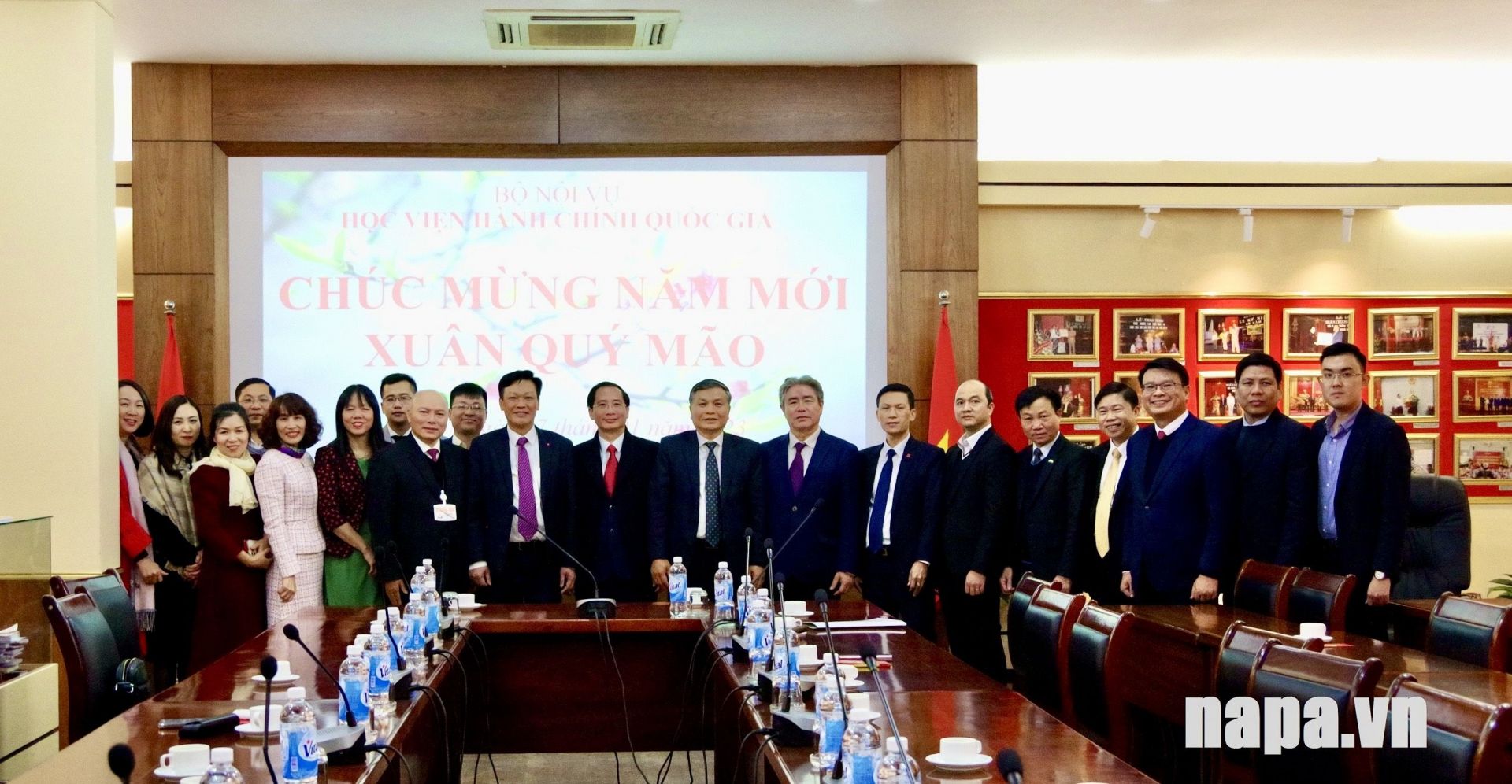 Thứ trưởng Bộ Nội vụ chụp hình cùng Học viện Hành chính Quốc gia đầu xuân mới