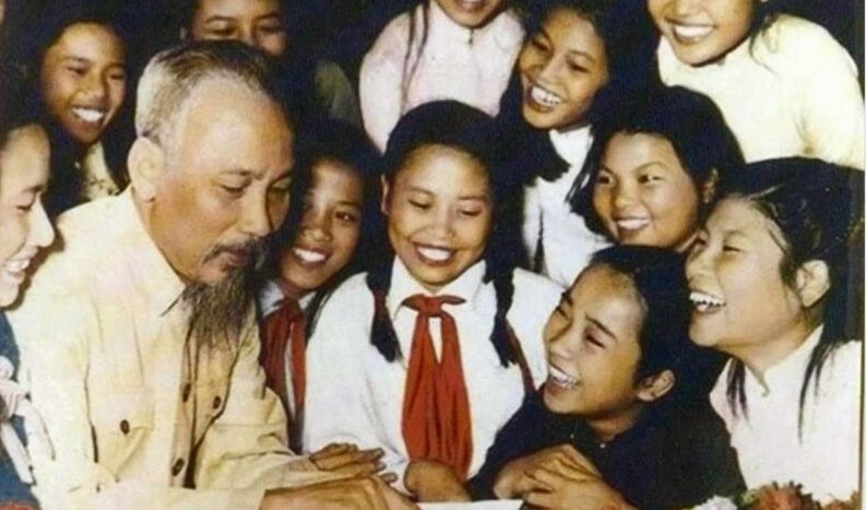 Tư tưởng, đạo đức, phong cách Hồ Chí Minh mãi soi sáng sự nghiệp đổi mới của Đảng và nhân dân ta