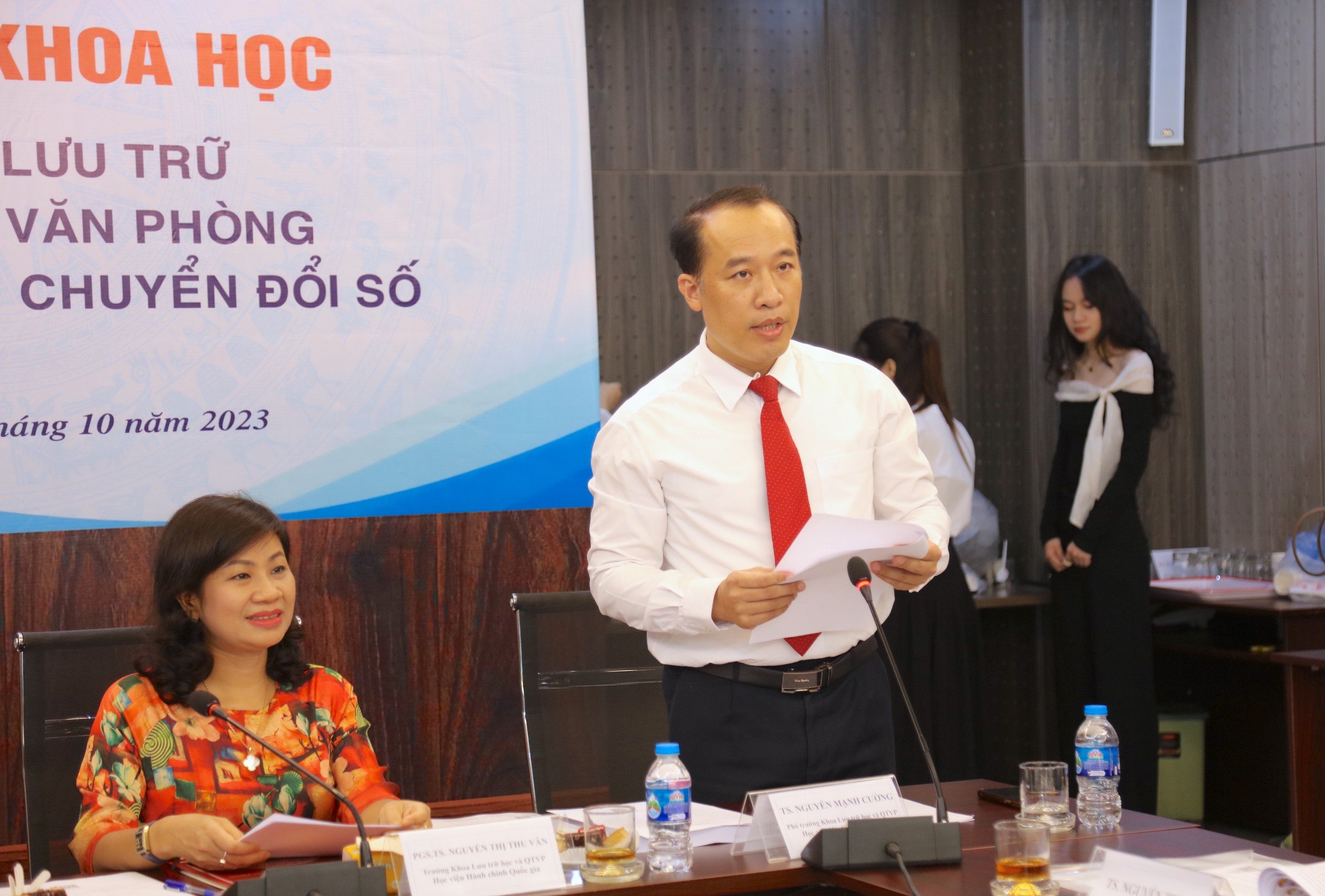 TS. Nguyễn Mạnh Cường, Phó Trưởng khoa Khoa Lưu trữ học và Quản trị văn phòng tuyên bố lý do, giới thiệu đại biểu.